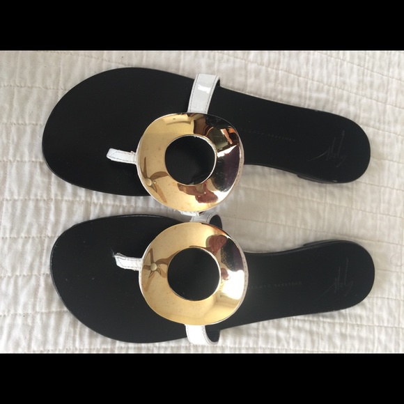 Giuseppe Zanotti white thong sandals w/gold circle - Picture 6 of 11